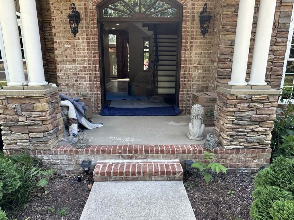 Residential moving Nashville TN - JM Moving crew handling a home move